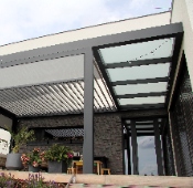 Bioklimatická pergola LINE s prosvětlovacím pásem